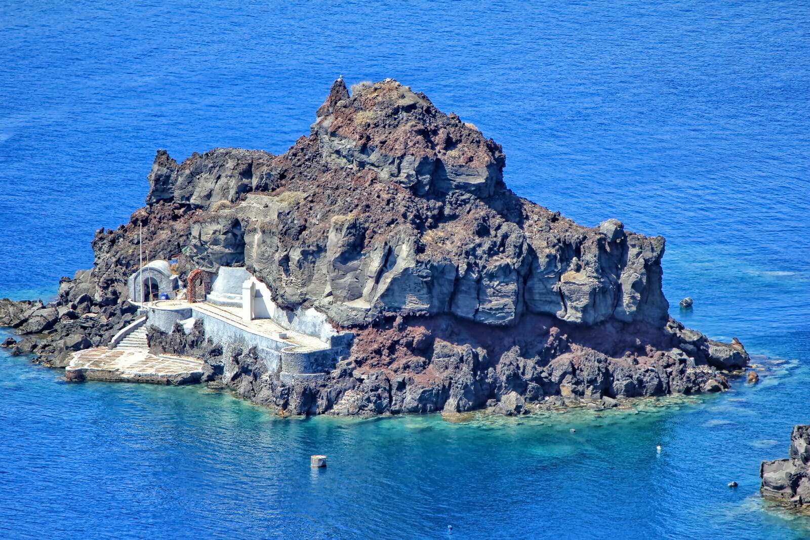 Lire la suite à propos de l’article Découvrir Santorin : une île paradisiaque de l’archipel des Cyclades