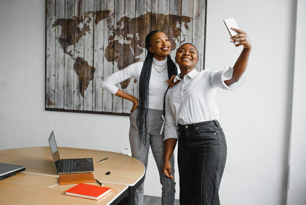 deux jeunes entrepreneuses à la conquête du monde du voyage en Afrique