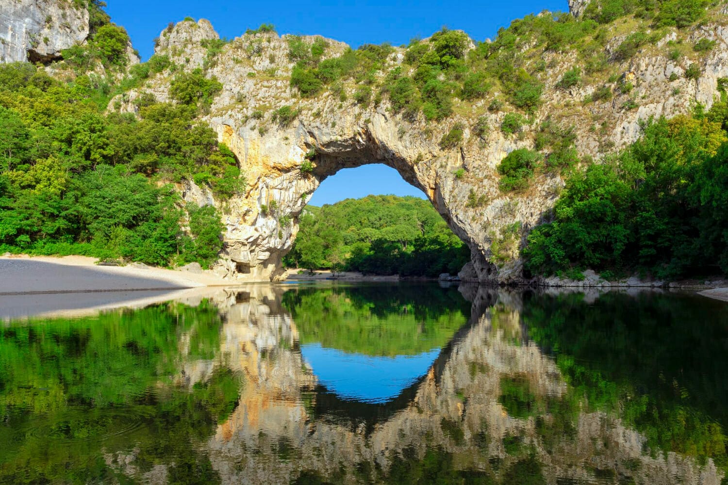 Lire la suite à propos de l’article Découvrez les trésors de l’Ardèche lors de votre séjour au camping