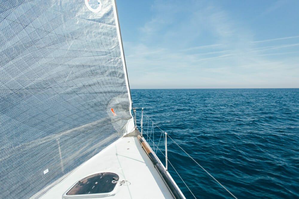 une escapade en pleine mer à bord d'un bateau pour admirer des paysages somptueux en Corse