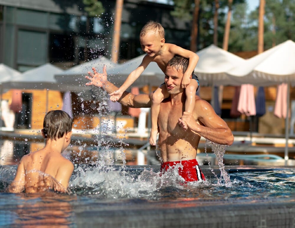amusement , piscine, jeux d'eau, famille aquapark camping 5 étoiles