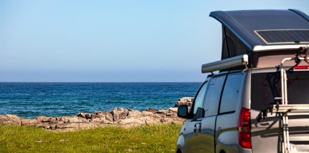 vue sur la mer - véhicule de loisirs aménagé avec toit tente