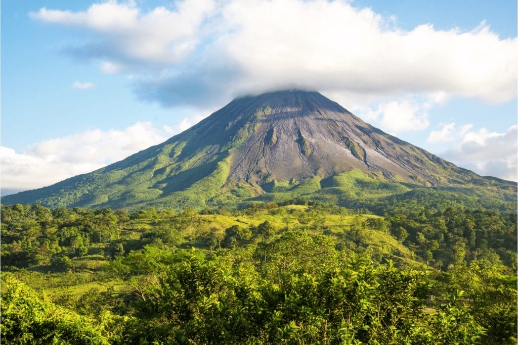 Volcan Arenal imposant se dressant au milieu d'un paysage verdoyant dans le Parc National du Volcan Arenal, Costa Rica, un spectacle naturel majestueux.