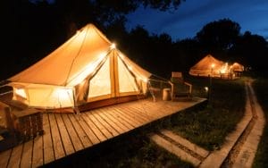 Glamping séjourner dans une tente de luxe tout confort
