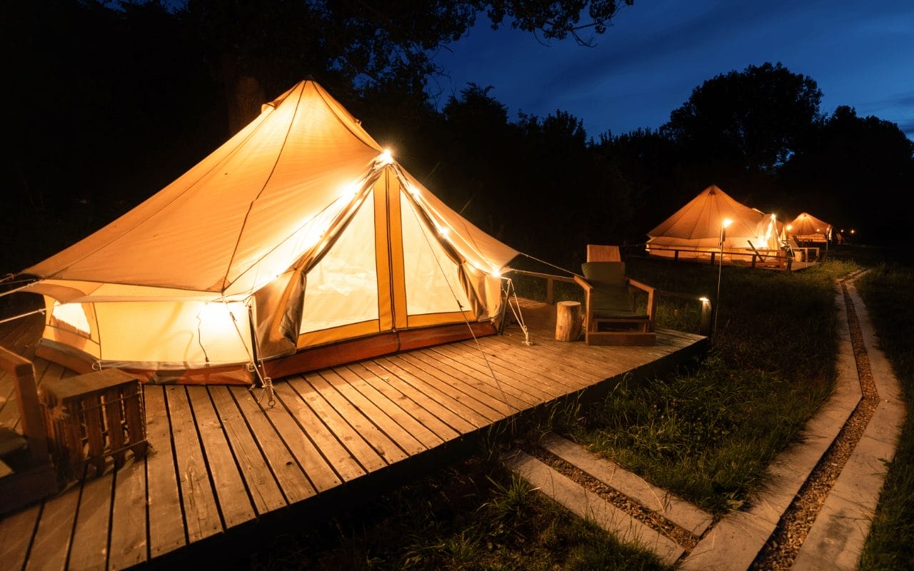 Lire la suite à propos de l’article Les avantages du glamping par rapport au camping traditionnel