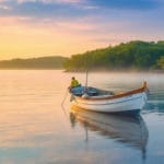 Une image d'un bateau traditionnel sur des eaux calmes du bassin d'Arcachon, sous une douce lumière matinale, avec des couleurs vibrantes se refletant sur l'eau et un environnement paisible, entouré de verdure.