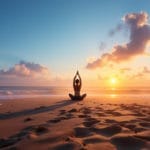 Une séance de yoga sur la plage au lever du soleil, avec une personne en position de yoga sur le sable, des vagues douces à l'arrière-plan et des teintes chaudes dorées et orangées dans le ciel.